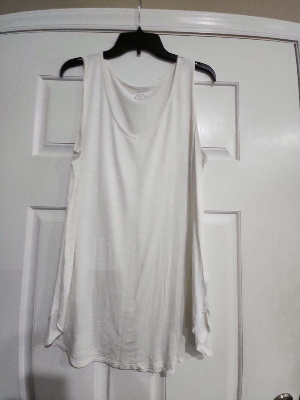 Maurices 24/7 v neck sleeveless top size Large